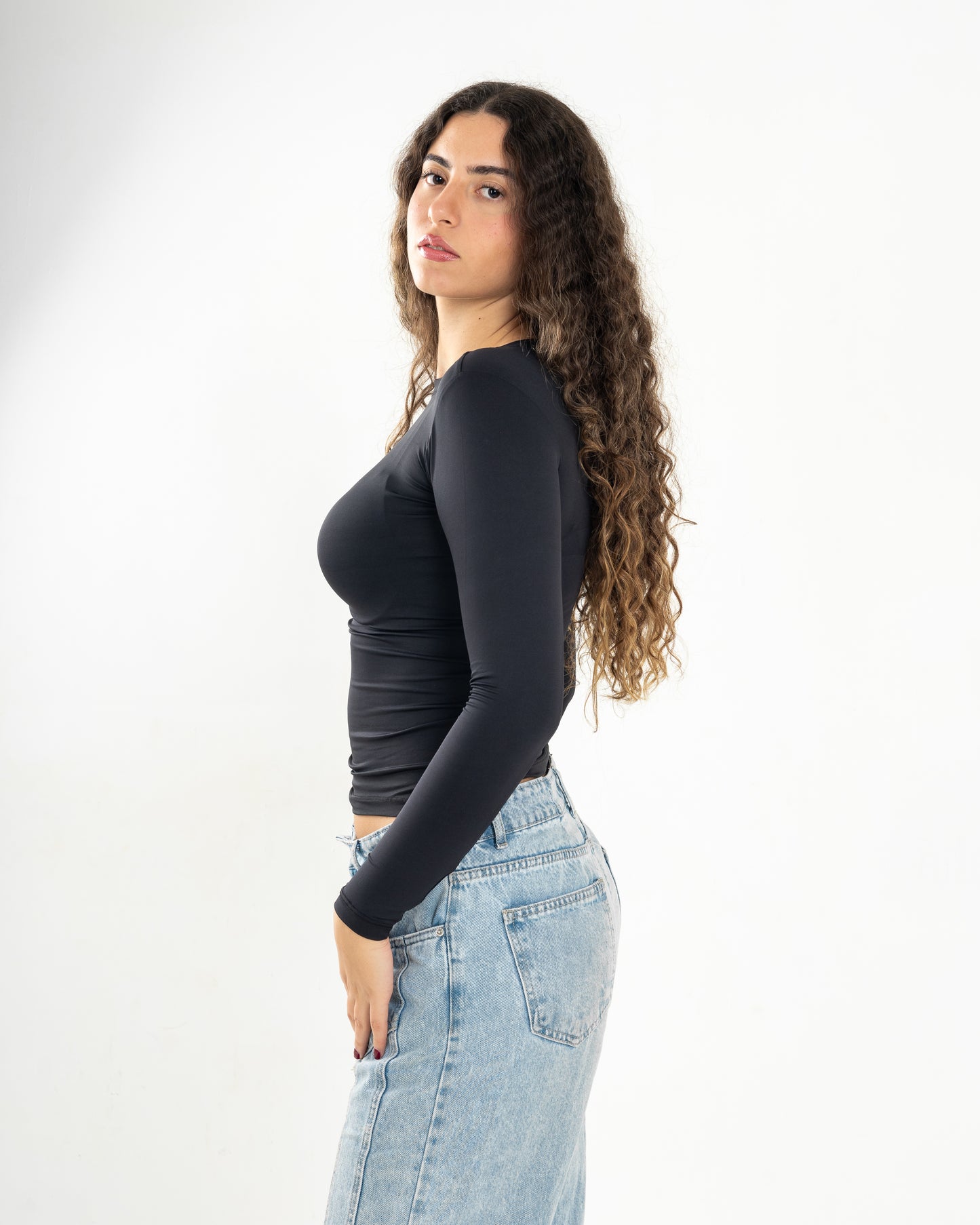 ROUNDNECK BLACK SEAMLESS TOP